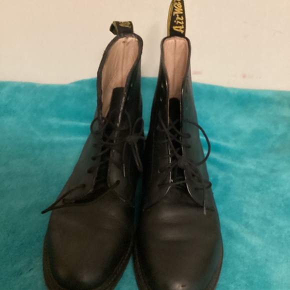Dr.MARTEN ORIGINAL BOOTS Sz 7 Men / Sz 8 Women